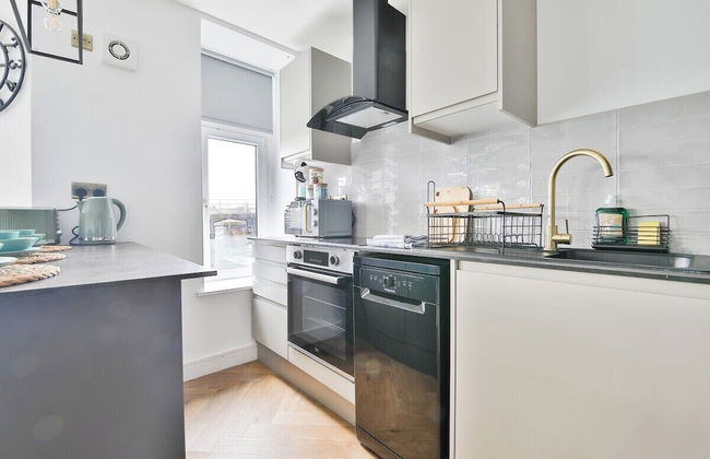 North Road New Luxe Flats with Parking - Photo 42