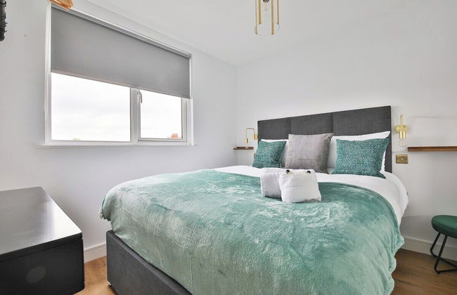 North Road New Luxe Flats with Parking - Photo 21