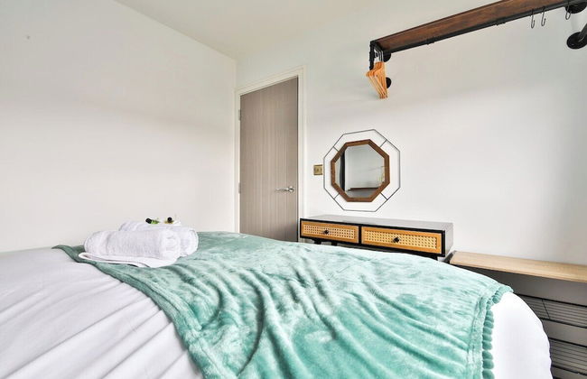 North Road New Luxe Flats with Parking - Photo 24