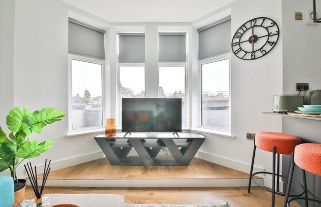 North Road New Luxe Flats with Parking - Photo 56