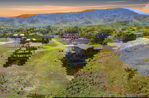 Foto 52 - Peaceful Pastures 4 Bedroom Cabin by RedAwning