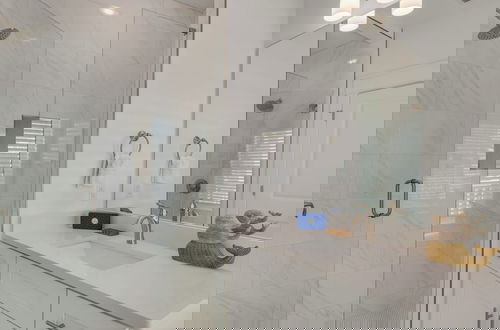 Foto 32 - Sleep up to 28 - 2 Homes Side by Side - Close to Beach & Community Pool!