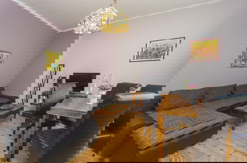 Foto 5 - Colorful 2bdr Apartment in the City Center