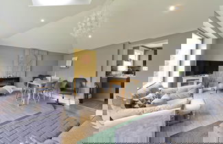 Photo 1 - Stylish Family Home by Twickenham Stadium by Underthedoormat