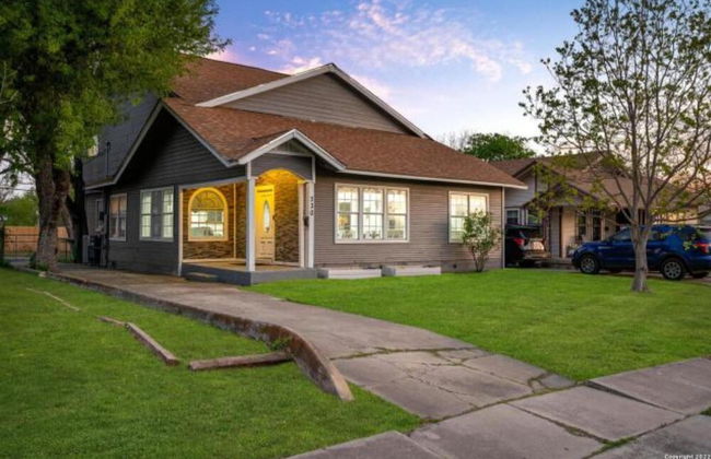 Experience Serenity in a 4BR 3BA Downtown Home - Foto 2