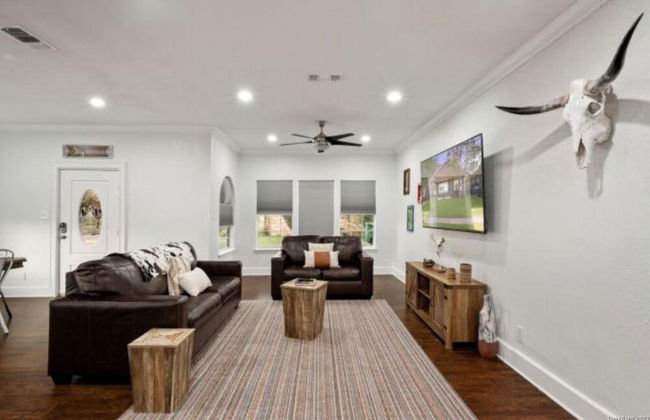 Experience Serenity in a 4BR 3BA Downtown Home - Foto 7