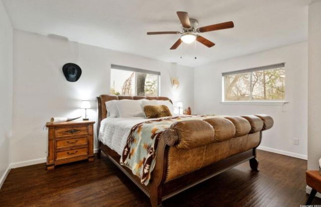 Experience Serenity in a 4BR 3BA Downtown Home - Foto 16