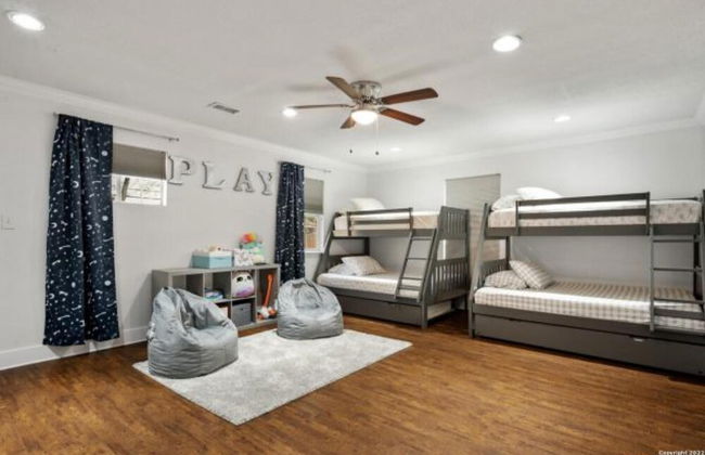 Experience Serenity in a 4BR 3BA Downtown Home - Foto 21