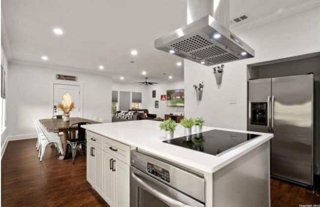 Experience Serenity in a 4BR 3BA Downtown Home - Foto 13