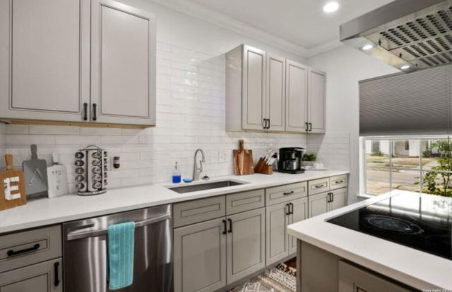 Experience Serenity in a 4BR 3BA Downtown Home - Foto 8