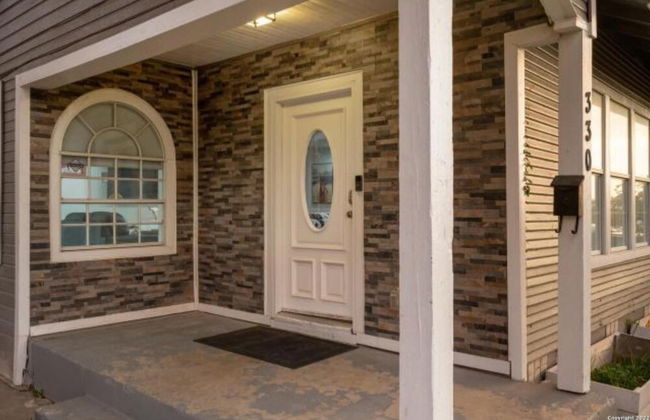Experience Serenity in a 4BR 3BA Downtown Home - Foto 1