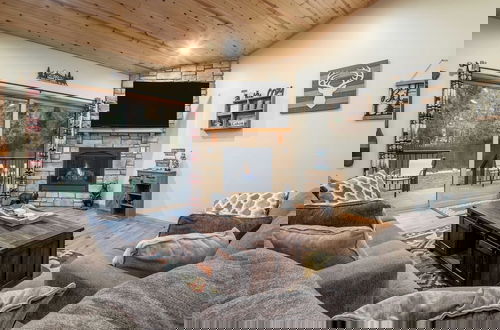 Foto 5 - Lazy Bear Lodge by Avantstay Pine Tree Paradise w/ Game Room