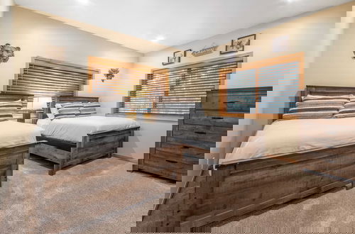 Foto 35 - Lazy Bear Lodge by Avantstay Pine Tree Paradise w/ Game Room