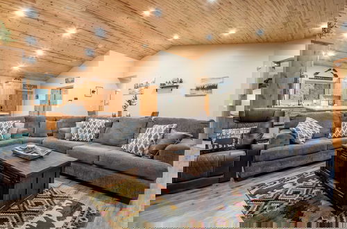 Foto 9 - Lazy Bear Lodge by Avantstay Pine Tree Paradise w/ Game Room