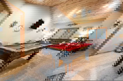 Foto 4 - Lazy Bear Lodge by Avantstay Pine Tree Paradise w/ Game Room