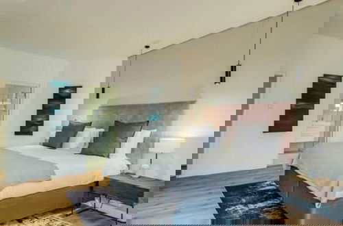 Foto 14 - Contemporary Holiday Home in the Heart of Green Point House of M