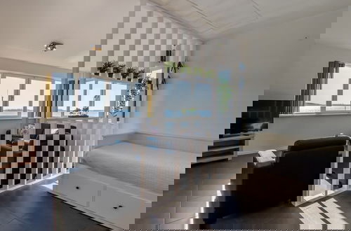 Foto 5 - Waterfront Penthouse With Roof Terrace and Private Jetty