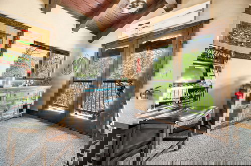 Foto 20 - Modern Moonridge Manor