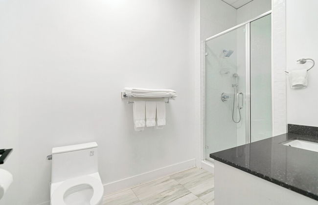 Charming 1BR Lakeside - Foto 26