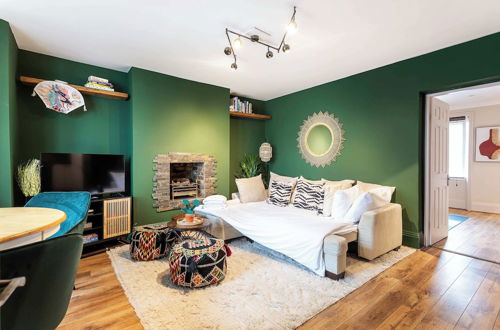 Photo 4 - Chiswick Gem: Stylish 1-bed Flat for Modern Living
