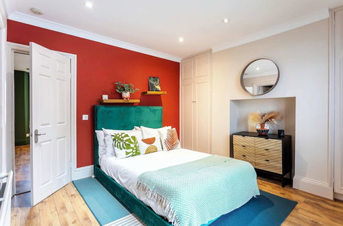 Photo 3 - Chiswick Gem: Stylish 1-bed Flat for Modern Living