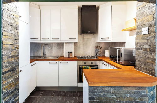 Photo 8 - Chiswick Gem: Stylish 1-bed Flat for Modern Living