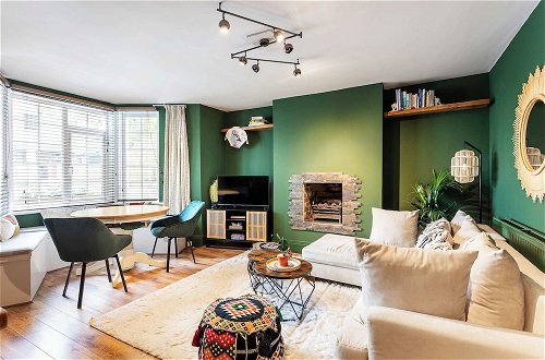 Photo 12 - Chiswick Gem: Stylish 1-bed Flat for Modern Living