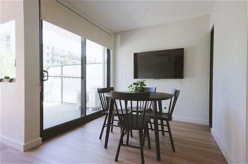 Photo 10 - Modern apt in heart of the city