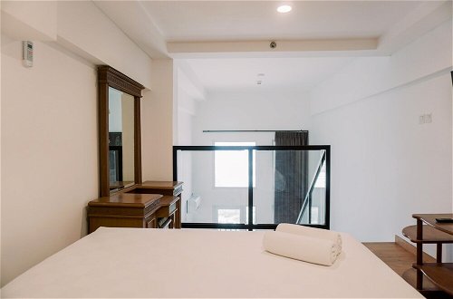Foto 4 - Cozy Stay And Comfy Studio Loft Kingland Avenue Apartment