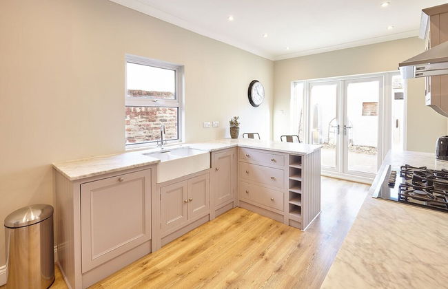 Host Stay Randolph House - Photo 9