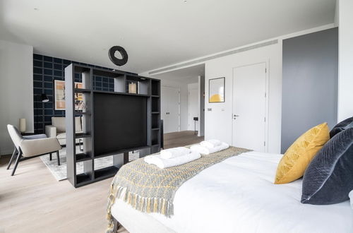 Photo 4 - Stylish Studio Apartment With River Views in London s Bustling Docklands