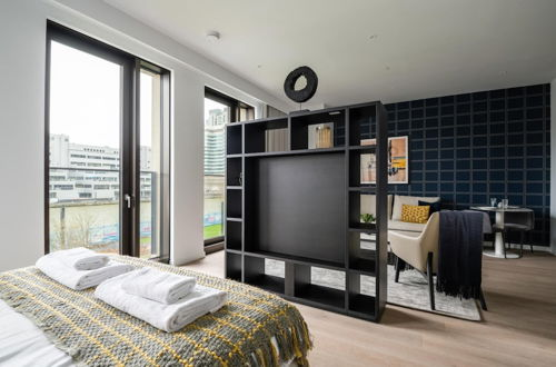 Photo 10 - Stylish Studio Apartment With River Views in London s Bustling Docklands