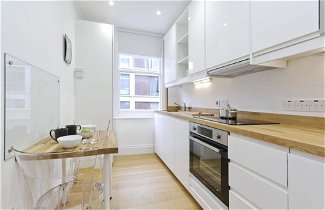 Photo 3 - Delightful Apartment in the Heart of Westminster by Underthedoormat
