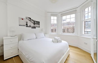 Photo 2 - Delightful Apartment in the Heart of Westminster by Underthedoormat