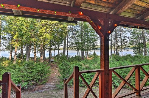 Foto 13 - Lakeside Livin: Cozy Cabin Steps to Sebec Lake