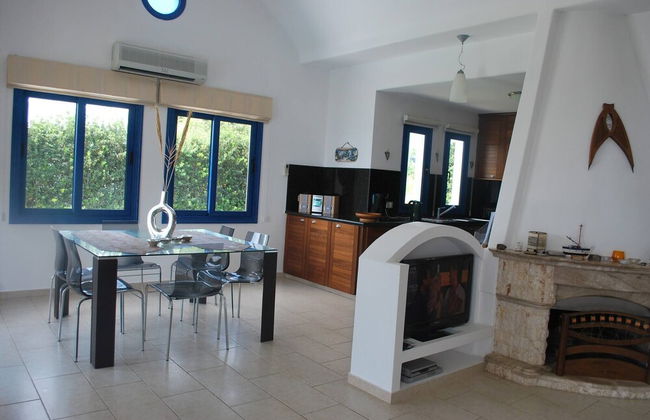 Sea Front Villa, Heated Private Pool, Amazing Location Paphos 323 - Photo 16