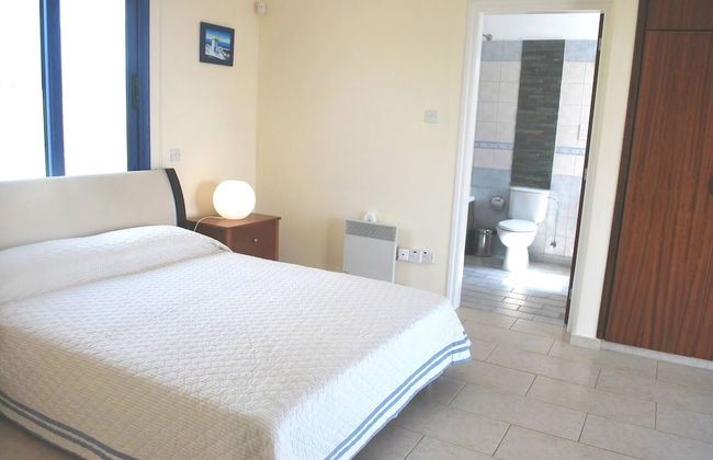 Sea Front Villa, Heated Private Pool, Amazing Location Paphos 323 - Photo 4