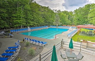 Foto 3 - Pet-friendly Poconos Cabin w/ Deck & Fire Pit