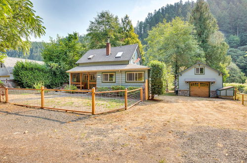 Foto 16 - Historic Mapleton Cottage w/ River Views & Hot Tub