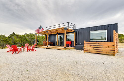 Foto 1 - Remote Strawn Container Home With Hot Tub