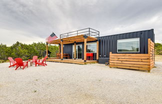 Foto 1 - Remote Strawn Container Home With Hot Tub