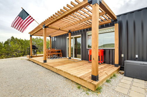 Foto 6 - Remote Strawn Container Home With Hot Tub