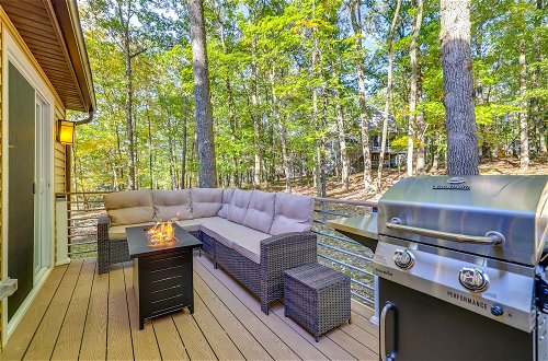 Photo 9 - Forest-view Poconos Cabin With Hot Tub