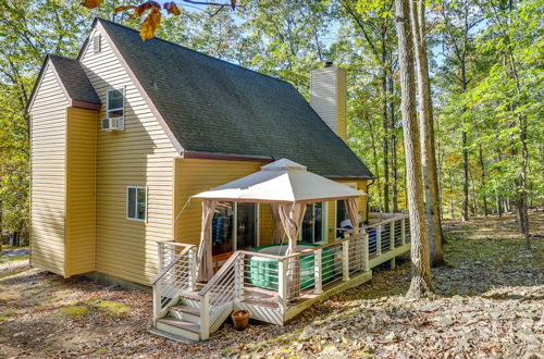 Photo 10 - Forest-view Poconos Cabin With Hot Tub