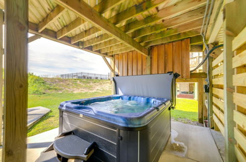 Foto 15 - Oceanfront Emerald Isle Escape w/ Private Hot Tub