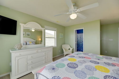 Photo 16 - Oceanfront Emerald Isle Escape w/ Private Hot Tub