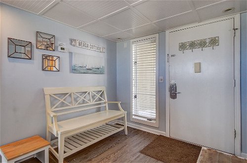 Photo 7 - 103 B Port O Call by Avantstay Direct Beach Access Screened In Porch