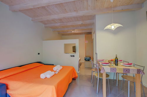 Photo 18 - Orange Apartment Desenzano With Wi-fi