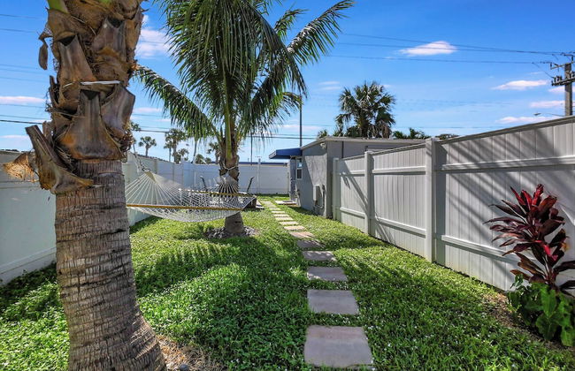 Cozy Cottage 5 Min to Beach Perfect for Couples - Photo 1