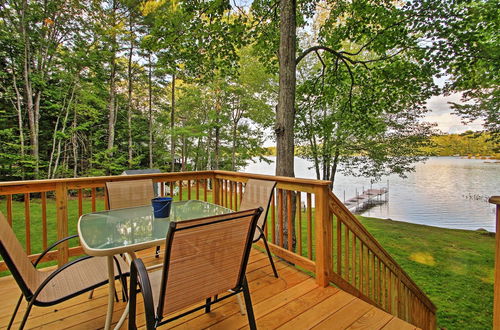 Foto 5 - Scenic Lyman Home on Swan Pond w/ Wraparound Deck